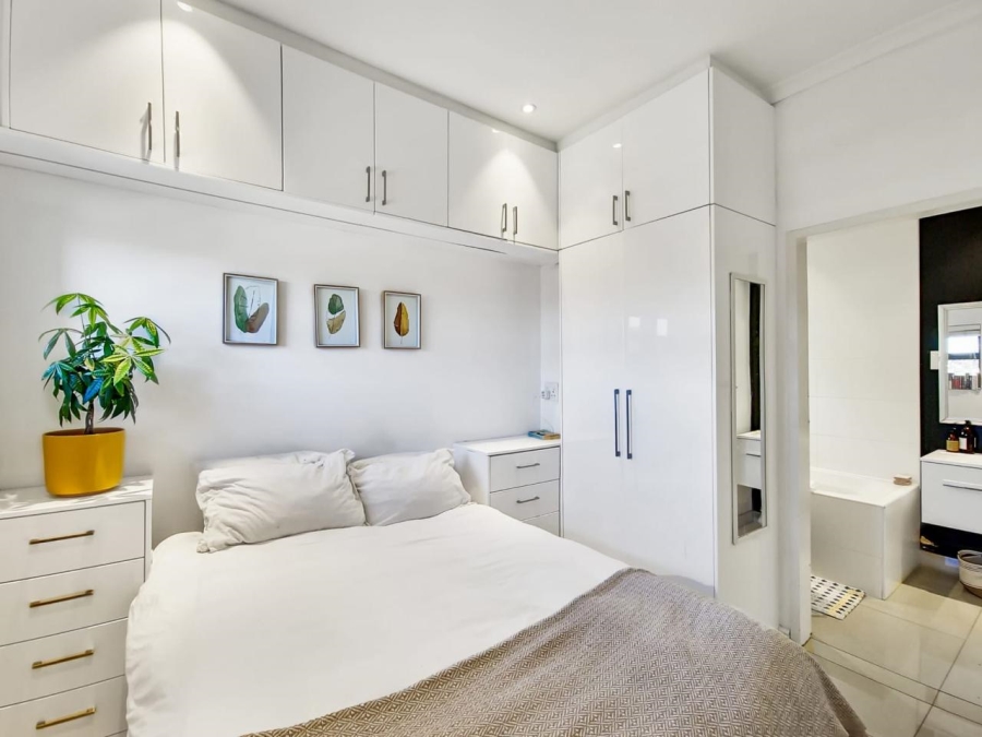 1 Bedroom Property for Sale in Vredehoek Western Cape